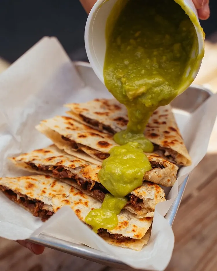 recette facile de quesadillas au pesto et à la mozzarella et pêches pour soirée match entre amis euro 2024