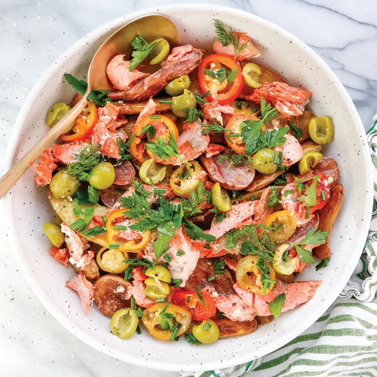 recette salade d'été avec des pommes de terre, courgettes et saumon originale