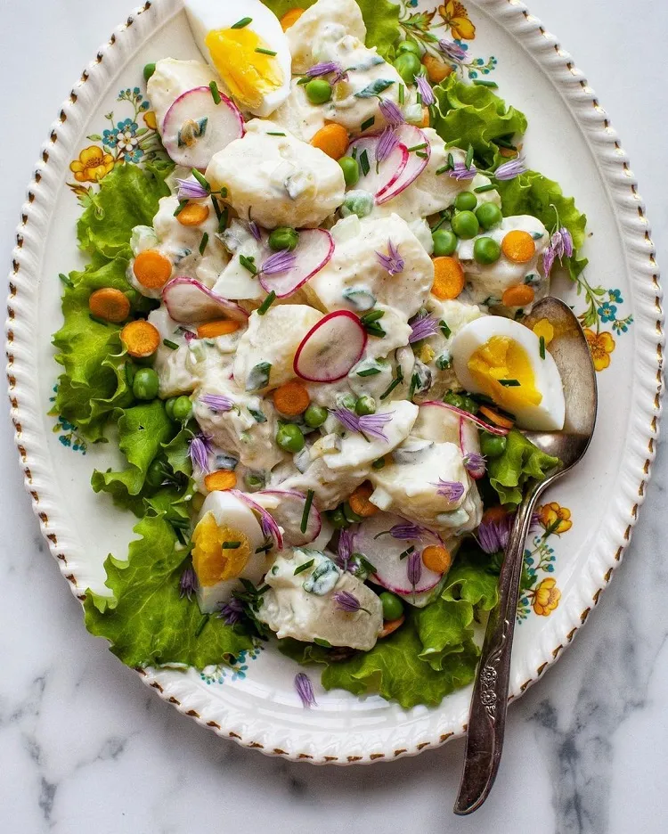 recette salade parisienne composée d'été avec des pommes de terre laitue haricots oeufs durs