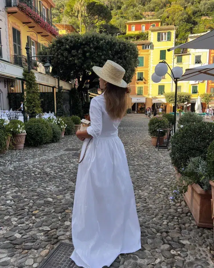 robe blanche longue vaporeuse pour un look de vacances chic au style méditeranéen