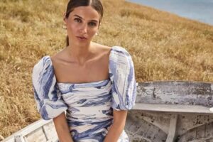 robe d'été courte en bleu et blanc et avec des manches bouffantes forevernew sa instagram