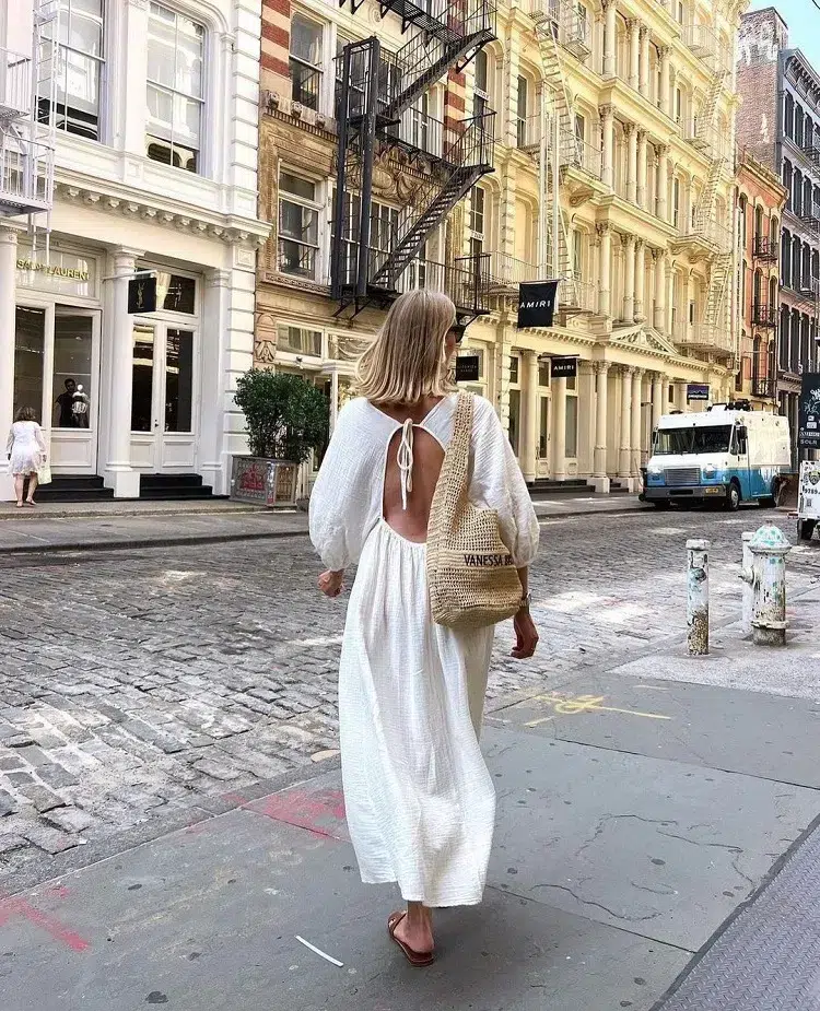 robe longue blanche vaporeuse pour un look de vacances d'été chic au style méditeranéen