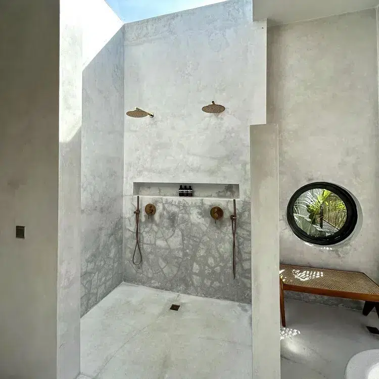 salle de bain de luxe design ouvert en béton ciré haut de gamme pour un coin douche moderne et élégante