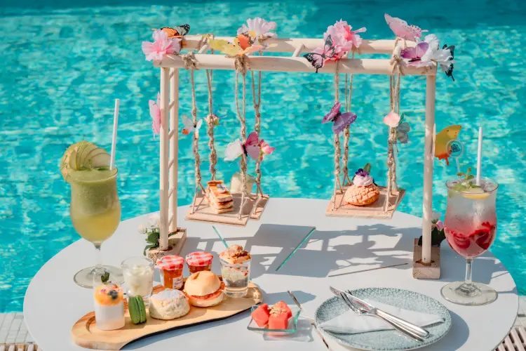 table à desserts décorée pour une pool party navintar shutterstock