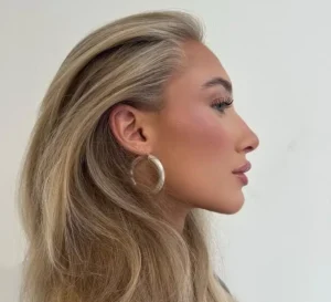 tendance coloration été 2024 scandi hairline pour femme aux cheveux blonds