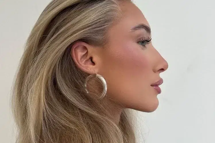 tendance coloration été 2024 scandi hairline pour femme aux cheveux blonds