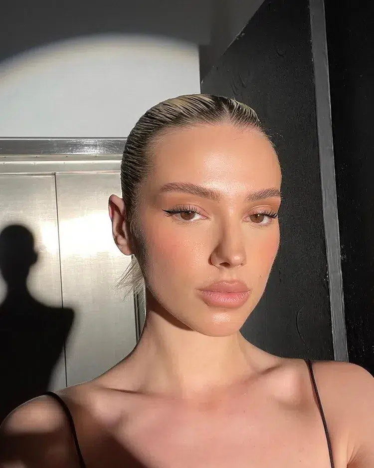 tendance maquillage clean girl look pour se maquiller sans fond de teint avec anticerne blush poudre matifiante et highlighter en été