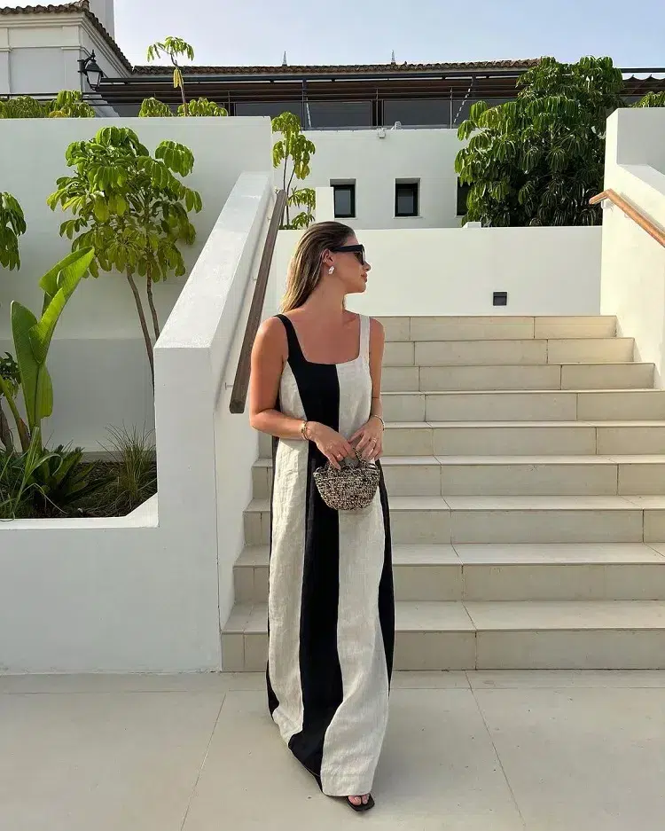 tendance robe longue fluide en noir et blanc pour vos vacances au bord de la mer