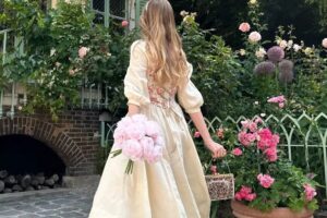 tenue de style bridgerton avec robe florale moderne solene.gisele instagram