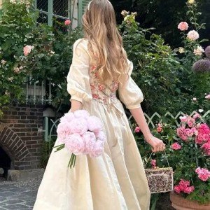 tenue de style bridgerton avec robe florale moderne solene.gisele instagram