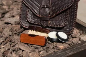 top astuces nettoyer restaurer et rénover un sac en cuir décoloré