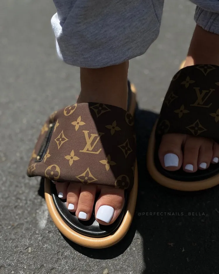 vernis blanc pour une pédicure qui fait ressortir le bronzage