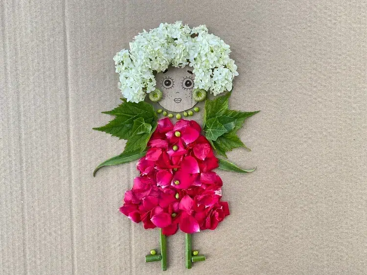 bricolage pour enfants, une poupée en matériaux naturels pétals de roses et hortensia