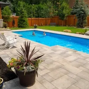 grande piscine et jardin moderne