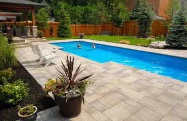 grande piscine et jardin moderne