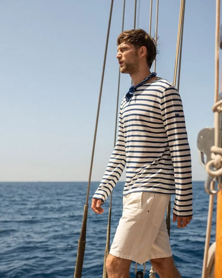 porter la marinière homme à manches longue avec des shorts