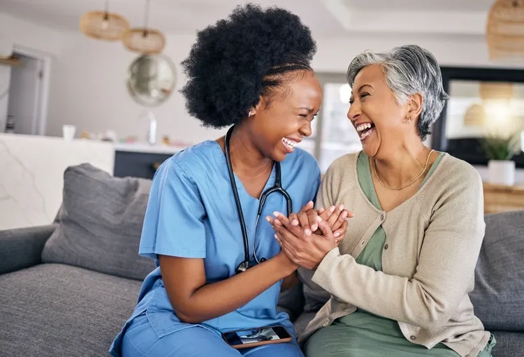 professionnelle de santé soignant une femme âgée