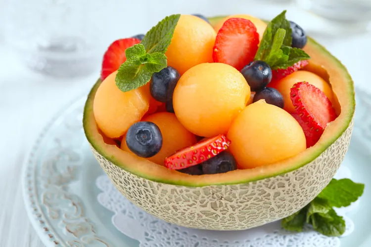 salade de fruits avec melon, fraise et baies