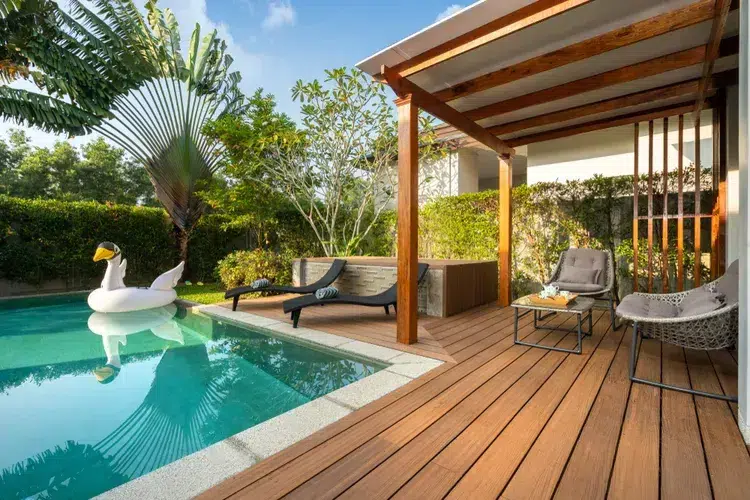 terrasse en bois moderne avec piscine