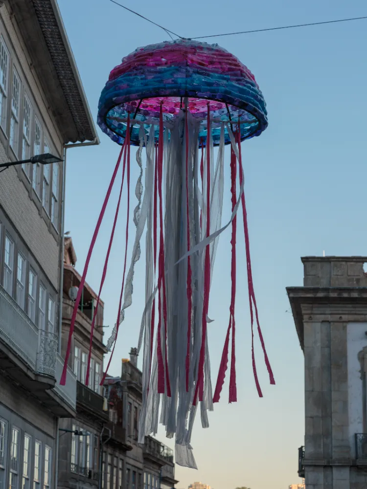 avec une boule chinoise en papier