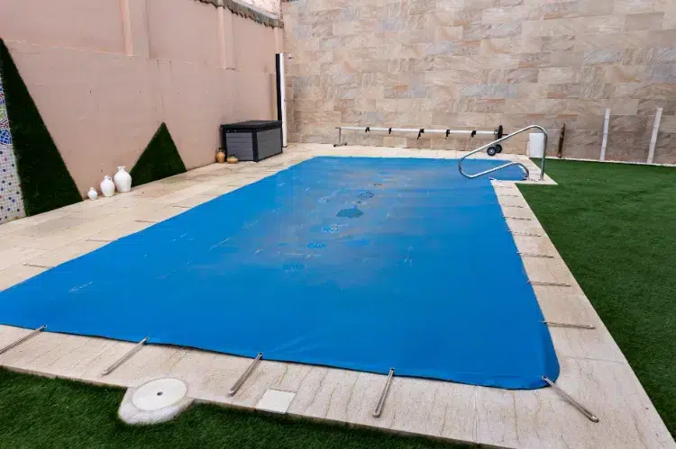 bâche sur la piscine avant la pluie