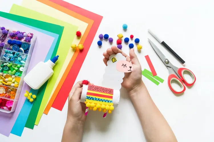 bricolage de lama en rouleau de papier toilette et du carton coloré avec pompons