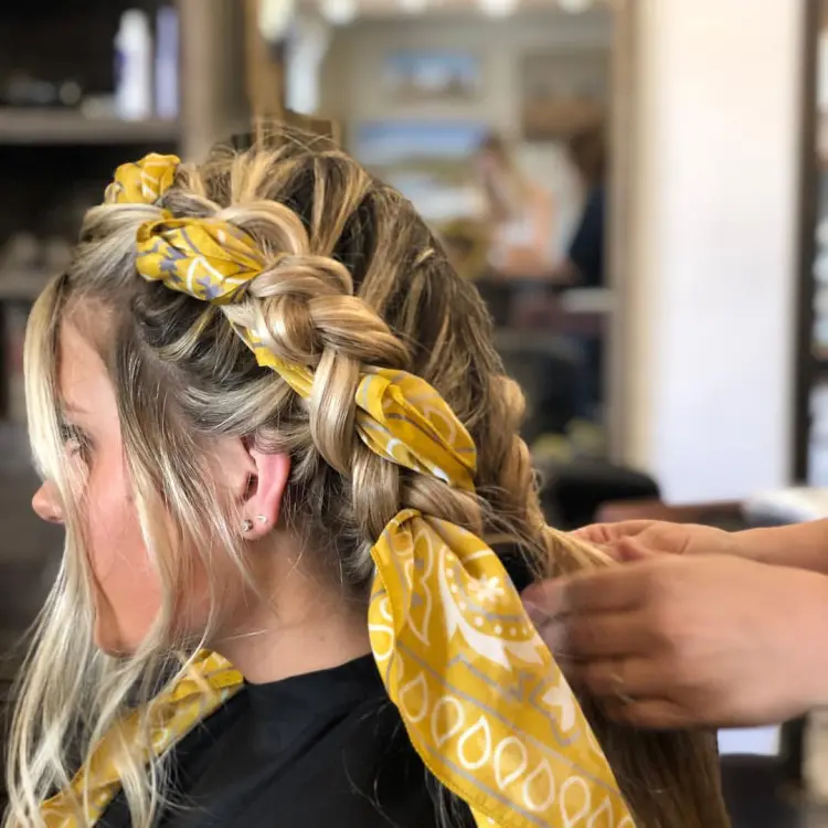 coiffure pour l'été avec éharpe 