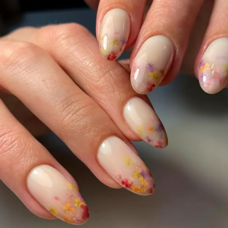 déco d'ongles tendance milk bath nails avec des éléments floraux 