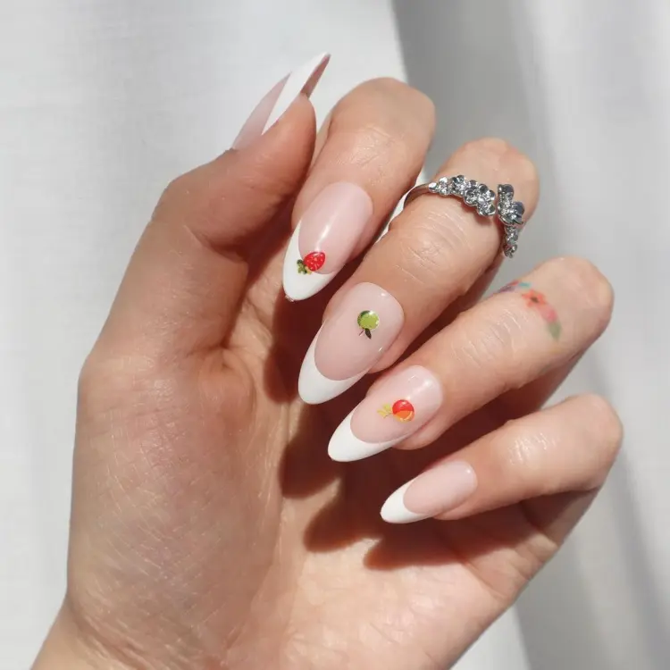 déco ongles pour le mois d'août 2024 french nails avec des fruits 