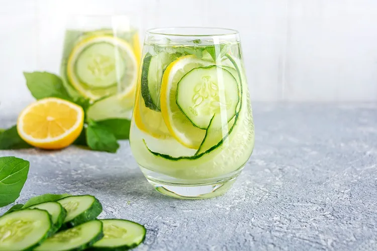 eau vitaminée avec du concomre, citron et menthe