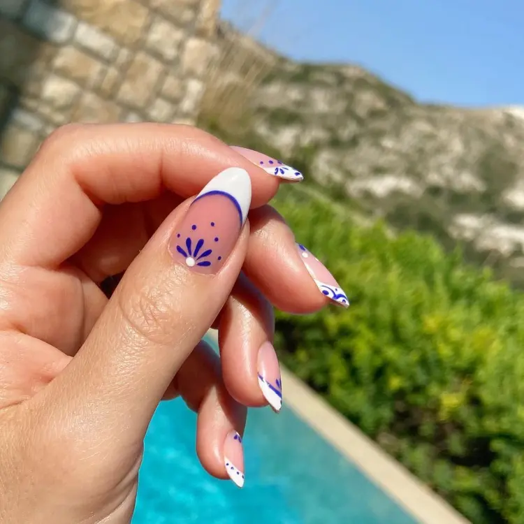 idée déco ongles greek tiles et azulejos nails pour août 2024 