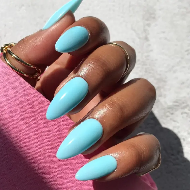 manucure en bleu pastel super tendance