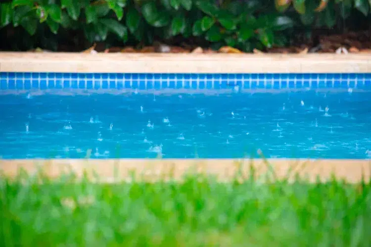 nettoyer la piscine après la pluie