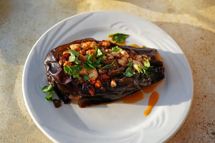 recette grecque avec des aubergies cuites au four et de la sauce tomate et feta chrupka shutterstock