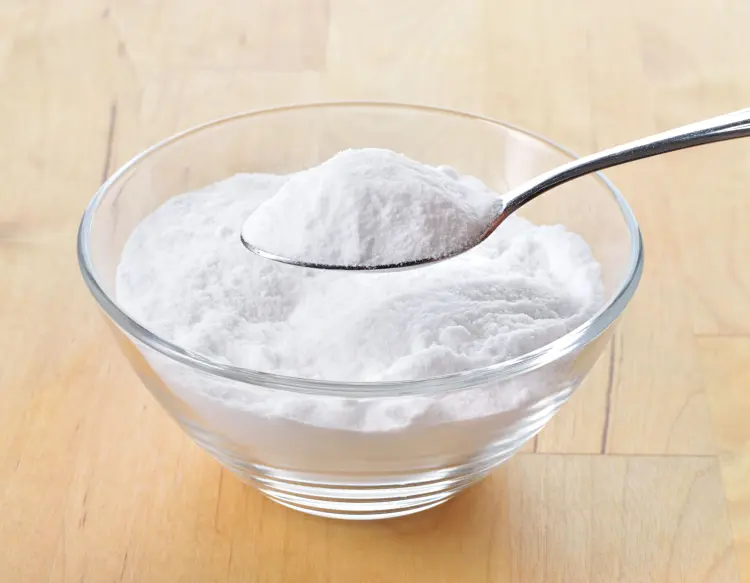 remèdes naturels pour déjaunir les cheveux blancs avec du bicarbonate de soude ground picture shutterstock