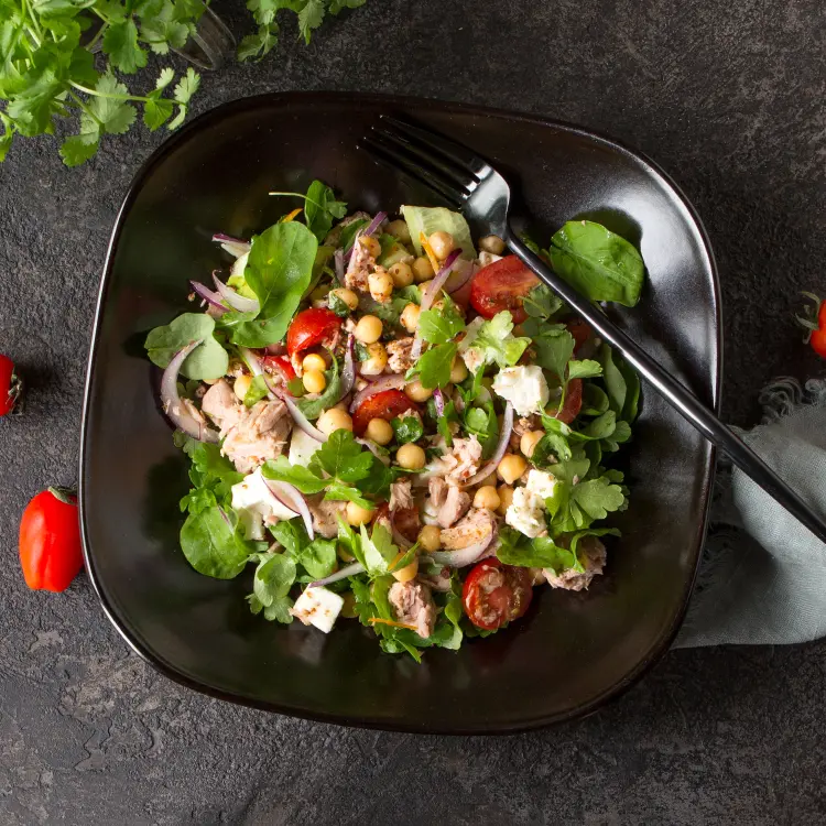 salade d'été avec pois chiche et au thon kochabamba shutterstock