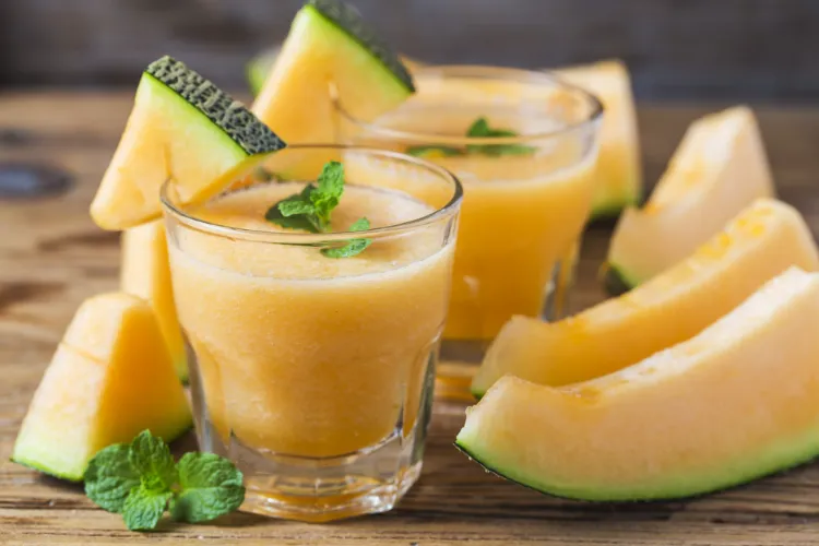 smoothie avec du melon, miel et de la menthe