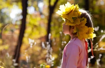 activités d’automne à faire avec les enfants de la maternelle couronne de tête avec des feuilles de châtaignier