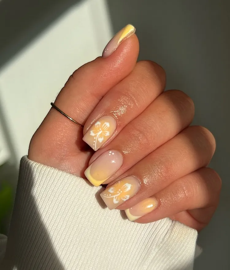 aura nails avec des fleurs tropicales