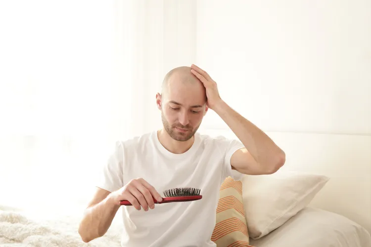 jeune homme qui perd ses cheveux