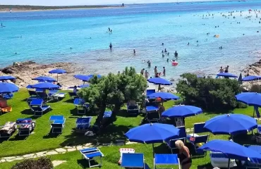 plage la pelosa avec la mer turquoise