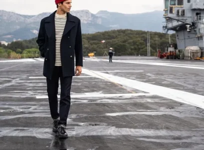 porter un pull marin avec un caban élégant