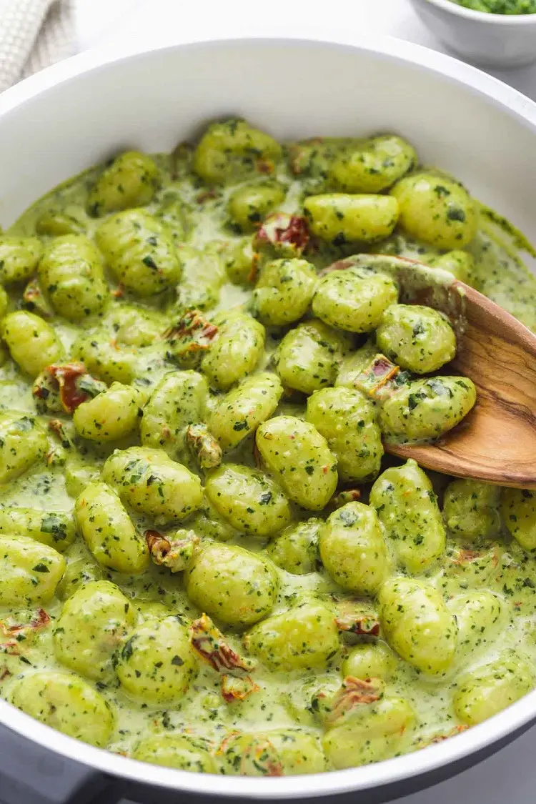 sauce pour gnocchi simple au pesto