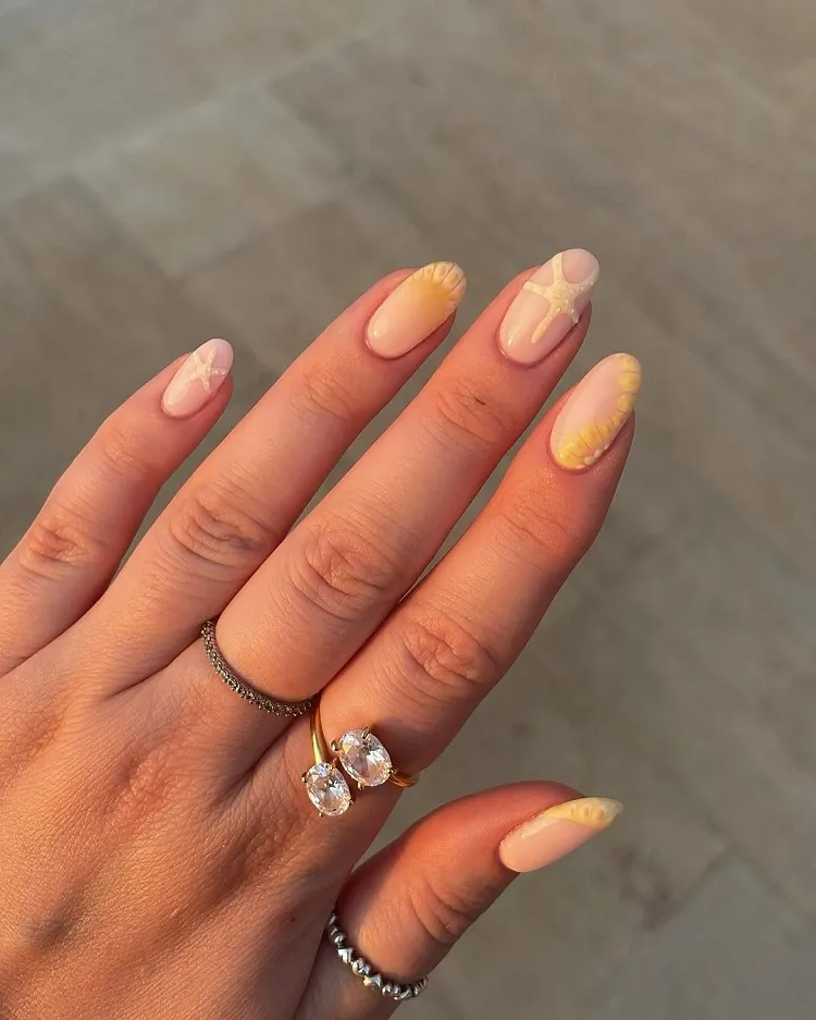 aura nails de couleur jaune avec des motifs marins