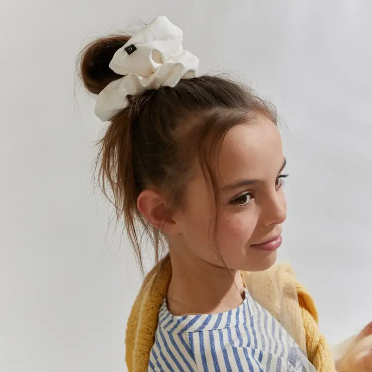 chignon haut sur la tête pour petite fille 