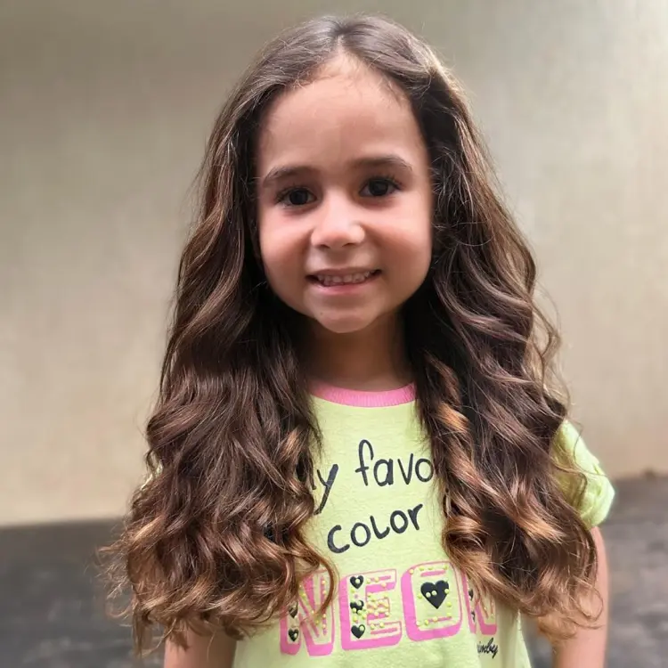 coiffure pour la rentrée petite fille avec des boucles 