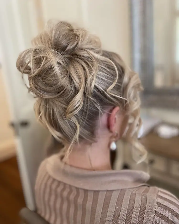 comment faire un chignon facile pour mariage de style décoiffé 