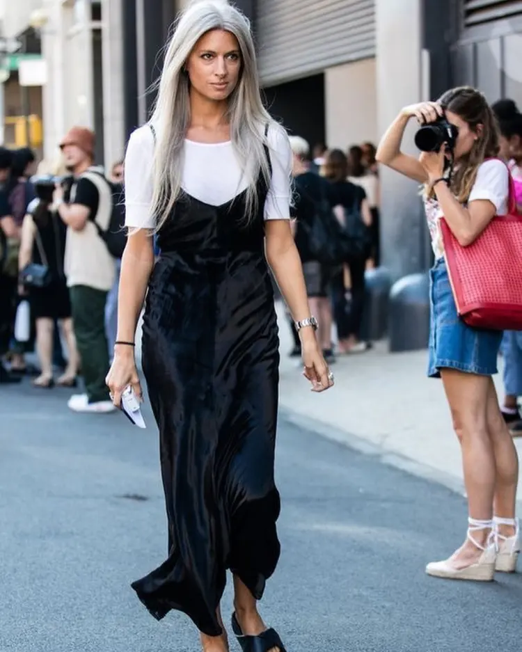 comment porter une slip dress avec un t shirt 