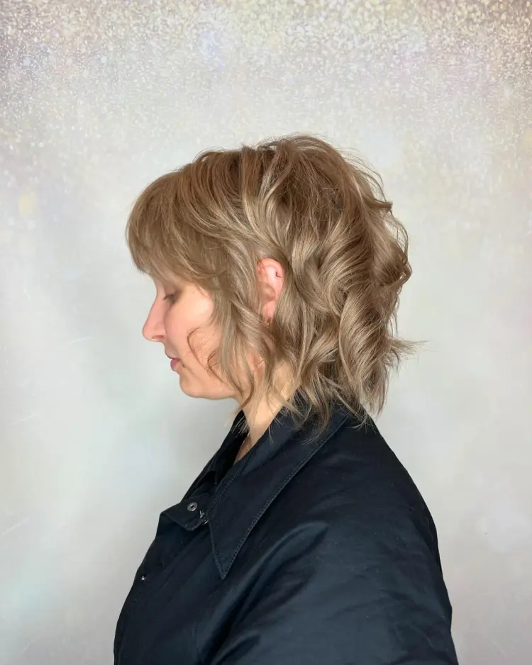 coupe courte tendance pour cheveux ondulés 