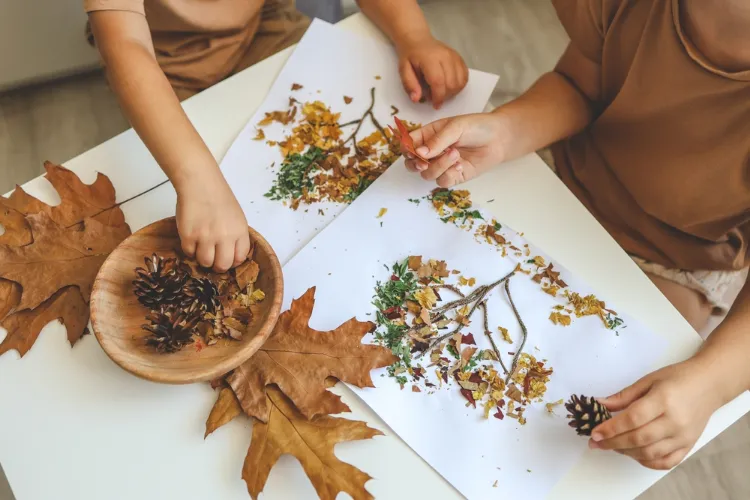 des collages pour enfants avec des feuilles d'automne et écailles de pomme de pin